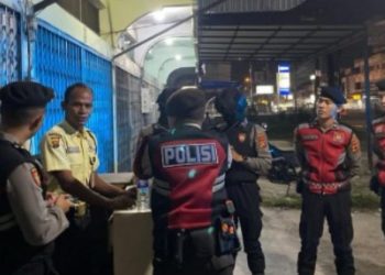 Personel Dit Samapta Polda Jambi berdialog dengan petugas keamanan Pegadaian Syariah Talang Banjar saat melaksanakan patroli dialogis guna menjaga situasi kamtibmas tetap kondusif, Sabtu (12/7/2025) malam. (Dok Daus)
