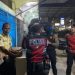 Personel Dit Samapta Polda Jambi berdialog dengan petugas keamanan Pegadaian Syariah Talang Banjar saat melaksanakan patroli dialogis guna menjaga situasi kamtibmas tetap kondusif, Sabtu (12/7/2025) malam. (Dok Daus)
