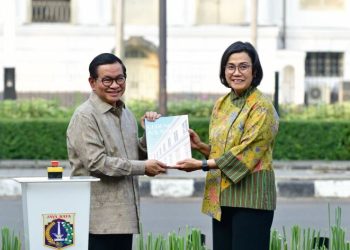 Menteri Keuangan Sri Mulyani Indrawati dan Gubernur DKI Jakarta Pramono Anung menunjukkan buku dokumentasi integrasi Gedung A.A. Maramis dan Lapangan Banteng dalam acara pencanangan proyek penataan ruang publik di Jakarta, Kamis (10/7/2025). ( Dok, kemekeu)