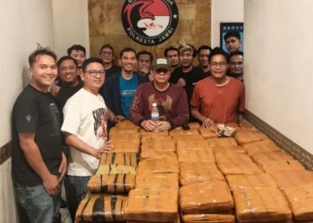 Tim Satresnarkoba Polresta Jambi bersama Kapolresta Kombes Pol Boy Sutan Binaga Siregar berfoto dengan barang bukti ganja seberat 200 kilogram hasil pengungkapan kasus narkotika di kawasan Simpang Rimbo, Kota Jambi, Minggu (13/7/2025). (Dok. Humas)