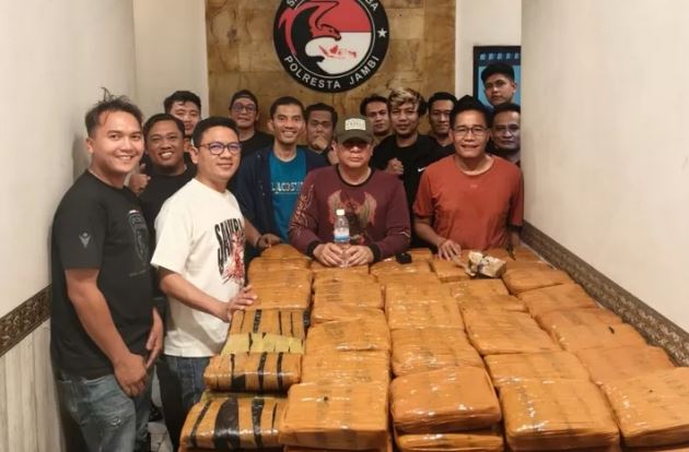Tim Satresnarkoba Polresta Jambi bersama Kapolresta Kombes Pol Boy Sutan Binaga Siregar berfoto dengan barang bukti ganja seberat 200 kilogram hasil pengungkapan kasus narkotika di kawasan Simpang Rimbo, Kota Jambi, Minggu (13/7/2025). (Dok. Humas)