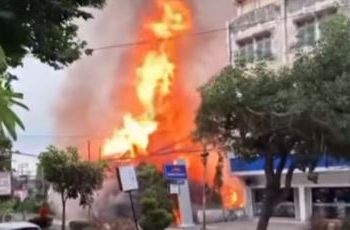 Api membumbung tinggi saat kebakaran melanda tiga unit rumah kontrakan di Perempatan Simpang Jelutung, Kota Jambi, Sabtu (12/7/2025). (Dok. Daus)