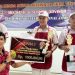 Dimas Adi Nurohman (tengah) dan Imam Syahputra (kanan), pemenang lomba teknisi dan service advisor Honda tingkat regional Jambi, menerima penghargaan dari PT Sinar Sentosa Primatama (Dok, Sinsen)