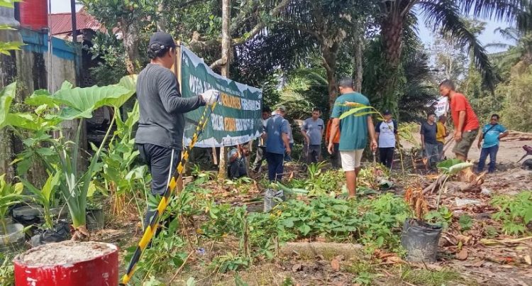 Warga RT 03 Kelurahan Aur Kenali, Kota Jambi, kembali memasang spanduk penolakan terhadap pembangunan stockpile batubara milik PT SAS, Minggu (13/7/2025). (Dok. Stepanus)