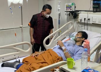 Gubernur Jambi Al Haris saat membesuk Oki Yusmika, atlet taekwondo peraih medali PON, yang tengah dirawat di RS Fatmawati akibat kanker tulang ganas, Minggu (13/7/2025). (Dok. Humas Pemprov Jambi)