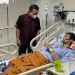 Gubernur Jambi Al Haris saat membesuk Oki Yusmika, atlet taekwondo peraih medali PON, yang tengah dirawat di RS Fatmawati akibat kanker tulang ganas, Minggu (13/7/2025). (Dok. Humas Pemprov Jambi)