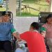 Lurah Mayang Mengurai Budi Sulistiawan (kiri) dan warga lainnya ikut berpartisipasi dalam kegiatan donor darah rutin di RT 27, Kelurahan Mayang Mengurai, Kecamatan Alam Barajo, Kota Jambi, Minggu (13/7/2025). (Dok. Daus)