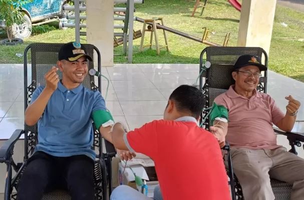 Lurah Mayang Mengurai Budi Sulistiawan (kiri) dan warga lainnya ikut berpartisipasi dalam kegiatan donor darah rutin di RT 27, Kelurahan Mayang Mengurai, Kecamatan Alam Barajo, Kota Jambi, Minggu (13/7/2025). (Dok. Daus)