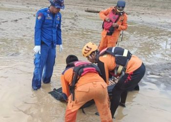 Tim SAR gabungan mengevakuasi jasad korban tenggelam di Sungai Batanghari, Minggu (14/7/2025). (Dok. Stepanus)