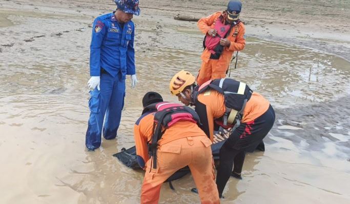 Tim SAR gabungan mengevakuasi jasad korban tenggelam di Sungai Batanghari, Minggu (14/7/2025). (Dok. Stepanus)