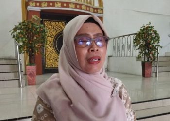 Kepala DPMPPA Kota Jambi, Noverentiwi Dewanti, memberikan keterangan pers terkait kasus dugaan rudapaksa terhadap remaja perempuan berusia 15 tahun di Payo Lebar, Senin (14/7/2025). (Dok. Stepanus)