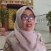 Kepala DPMPPA Kota Jambi, Noverentiwi Dewanti, memberikan keterangan pers terkait kasus dugaan rudapaksa terhadap remaja perempuan berusia 15 tahun di Payo Lebar, Senin (14/7/2025). (Dok. Stepanus)
