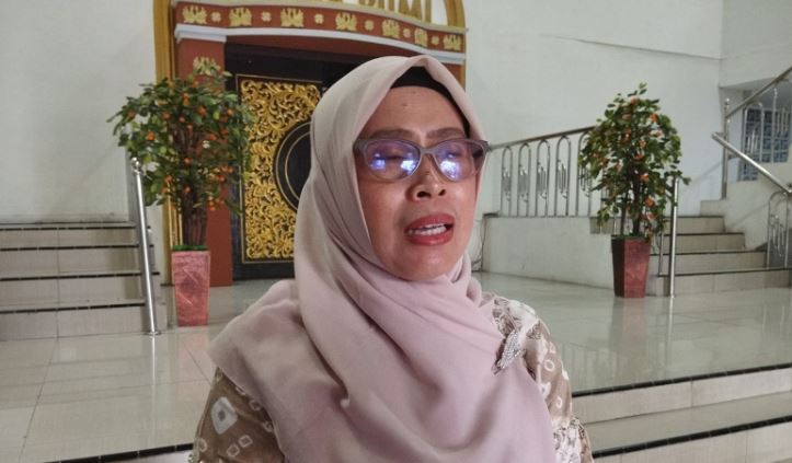 Kepala DPMPPA Kota Jambi, Noverentiwi Dewanti, memberikan keterangan pers terkait kasus dugaan rudapaksa terhadap remaja perempuan berusia 15 tahun di Payo Lebar, Senin (14/7/2025). (Dok. Stepanus)