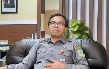 Kepala DPMPTSP Kota Jambi, Yon Heri, memberikan keterangan kepada awak media terkait dituamh kerjanya,, Senin (14/7/2025). (Dok. Stepanus)