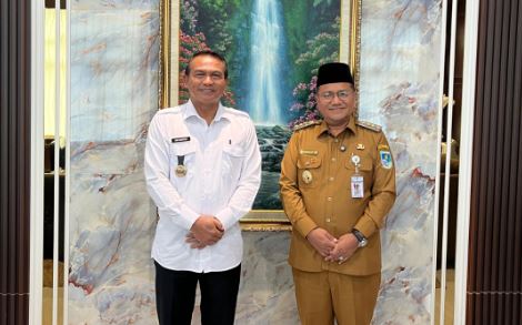 Wali Kota Jambi, Dr. Maulana (kanan), menerima audiensi Kepala Bapas Kelas I Jambi, Dwi Santosa (kiri), di Grha Siginjai, Senin (14/7/2025) (Dok. Yola)