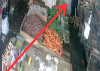 Rekaman CCTV menunjukkan momen saat pelaku mendekati korban di toko sayur Jalan TP Sriwijaya, Kelurahan Rawasari, Kota Jambi. Minggu (13/7/2025). (Dok. Tangkapan Layar CCTV)