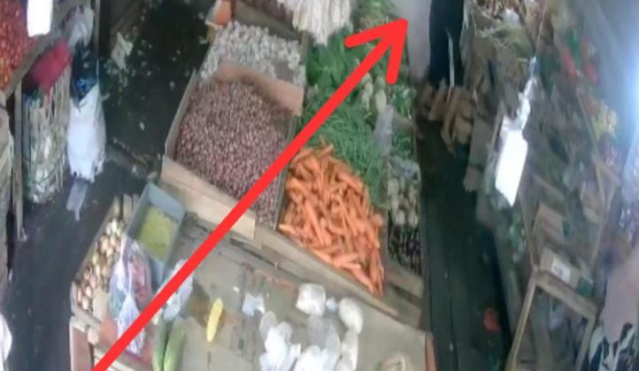 Rekaman CCTV menunjukkan momen saat pelaku mendekati korban di toko sayur Jalan TP Sriwijaya, Kelurahan Rawasari, Kota Jambi. Minggu (13/7/2025). (Dok. Tangkapan Layar CCTV)