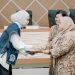 Marsha Lystia (kiri) bersalaman dengan Ketua GOW demisioner Dr. dr. Hj. Nadiyah Maulana, Sp.OG., usai terpilih secara aklamasi sebagai Ketua GOW Kota Jambi periode 2025–2030 dalam Musdalub yang digelar di Aula PKK Kota Jambi, Senin (14/7/2025). (Dok. Yola)
