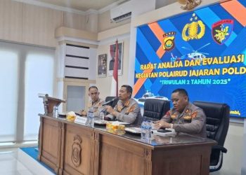 Dirpolairud Polda Jambi Kombes Pol Agus Tri Waluyo (tengah) memimpin rapat Analisa dan Evaluasi (Anev) hasil kegiatan Polairud Jajaran Polda Jambi Triwulan II Tahun 2025 di Aula Mako Ditpolairud Polda Jambi, Senin (15/7/2025). (Dok,Nahar)