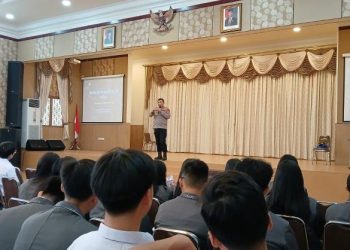 Kasubdit Bintibsos Ditbinmas Polda Jambi AKBP Dr. Dadang Djoko Karyanto memberikan penyuluhan tentang bahaya narkoba dan judi online kepada siswa baru SMA-SMP Global School dalam rangkaian kegiatan MPLS, Selasa (14/7/2025). (Dok, Nahar)