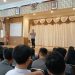 Kasubdit Bintibsos Ditbinmas Polda Jambi AKBP Dr. Dadang Djoko Karyanto memberikan penyuluhan tentang bahaya narkoba dan judi online kepada siswa baru SMA-SMP Global School dalam rangkaian kegiatan MPLS, Selasa (14/7/2025). (Dok, Nahar)