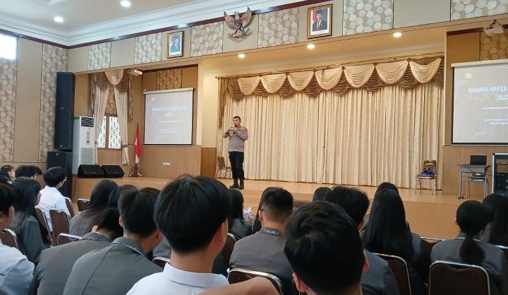 Kasubdit Bintibsos Ditbinmas Polda Jambi AKBP Dr. Dadang Djoko Karyanto memberikan penyuluhan tentang bahaya narkoba dan judi online kepada siswa baru SMA-SMP Global School dalam rangkaian kegiatan MPLS, Selasa (14/7/2025). (Dok, Nahar)
