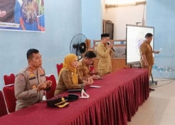 Personel Ditbinmas Polda Jambi bersama pihak sekolah saat membuka kegiatan penyuluhan dalam rangka MPLS di SMKN 2 Kota Jambi, Selasa (15/7/2025). (Dok. Nahar)