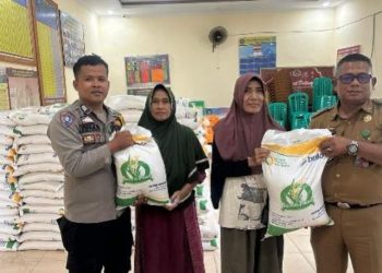 Bhabinkamtibmas Polsek Jambi Selatan dan Lurah Lingkar Selatan menyerahkan secara simbolis bantuan beras kepada warga penerima manfaat di Aula Kantor Lurah, Senin (14/7/2025). (Dok. Daus)