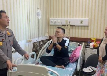 Kapolresta Jambi Kombes Pol Boy Sutan Binanga Siregar saat menjenguk Kapolsek Danau Teluk AKP Imam Budiyanto di RS Bhayangkara Jambi, Selasa (15/07/2025). (Dok. Daus)