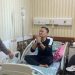 Kapolresta Jambi Kombes Pol Boy Sutan Binanga Siregar saat menjenguk Kapolsek Danau Teluk AKP Imam Budiyanto di RS Bhayangkara Jambi, Selasa (15/07/2025). (Dok. Daus)