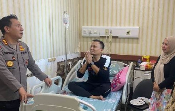 Kapolresta Jambi Kombes Pol Boy Sutan Binanga Siregar saat menjenguk Kapolsek Danau Teluk AKP Imam Budiyanto di RS Bhayangkara Jambi, Selasa (15/07/2025). (Dok. Daus)