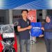 Seorang konsumen menerima hadiah eksklusif berupa merchandise dari perwakilan Yamaha Jambi dalam rangka perayaan HUT ke-51 Yamaha Indonesia. (dok. Yamaha Jambi)