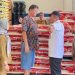 Petugas Dinas Ketahanan Pangan Provinsi Jambi melakukan pengecekan langsung ke gudang PT Industri Dunia Pangan (IDP) di Sebapo, Muaro Jambi, Selasa (15/7/2025). (Dok. Stepanus)