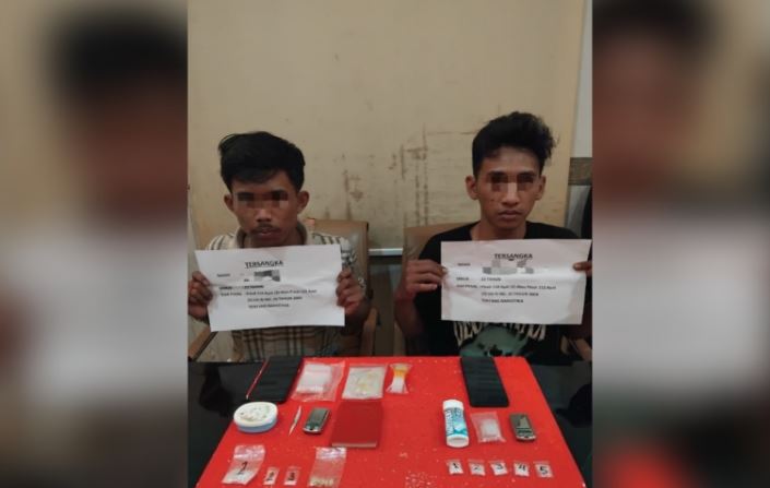 Dua tersangka pengedar narkoba diamankan oleh Satresnarkoba Polresta Jambi. Barang bukti yang disita antara lain sabu seberat 10,21 gram, lima butir ekstasi, timbangan digital, alat isap, serta catatan transaksi. Penangkapan dilakukan di Kelurahan Pematang Sulur, Kota Jambi, Senin (14/7/2025) dini hari. (Dok, Humas Polresta)