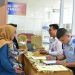 Petugas Kantor Imigrasi Jambi melayani warga dalam pengurusan E-paspor di Mal Pelayanan Publik Kota Jambi, Rabu (2/7/2025). (Dok. Yola)