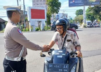 Petugas Satlantas Polresta Jambi memberikan teguran kepada pengendara motor yang tidak membawa kelengkapan berkendara saat razia di Simpang Traffic Light Jelutung, Kota Jambi, Selasa (16/7/2025). (Dok. Stepanus)