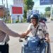 Petugas Satlantas Polresta Jambi memberikan teguran kepada pengendara motor yang tidak membawa kelengkapan berkendara saat razia di Simpang Traffic Light Jelutung, Kota Jambi, Selasa (16/7/2025). (Dok. Stepanus)