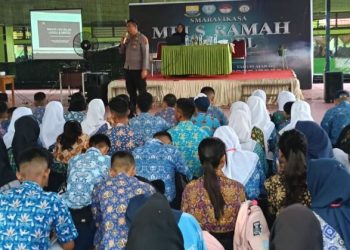 AKBP Dr. Dadang Djoko Karyanto, M.H., M.Pd. dari Ditbinmas Polda Jambi memberikan penyuluhan kepada siswa SMKN 5 Kota Jambi tentang bahaya judi online, narkoba, dan pentingnya menjaga keamanan lingkungan sekolah dalam kegiatan MPLS, Kamis (17/7/2025). (Dok. Stepanus)