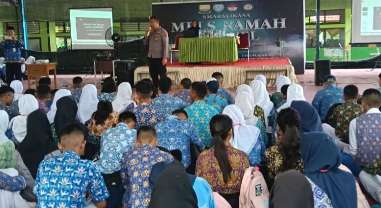 AKBP Dr. Dadang Djoko Karyanto, M.H., M.Pd. dari Ditbinmas Polda Jambi memberikan penyuluhan kepada siswa SMKN 5 Kota Jambi tentang bahaya judi online, narkoba, dan pentingnya menjaga keamanan lingkungan sekolah dalam kegiatan MPLS, Kamis (17/7/2025). (Dok. Stepanus)