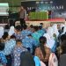 AKBP Dr. Dadang Djoko Karyanto, M.H., M.Pd. dari Ditbinmas Polda Jambi memberikan penyuluhan kepada siswa SMKN 5 Kota Jambi tentang bahaya judi online, narkoba, dan pentingnya menjaga keamanan lingkungan sekolah dalam kegiatan MPLS, Kamis (17/7/2025). (Dok. Stepanus)