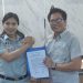 Kepala PT Jasa Raharja Wilayah Jambi Ni Made Ayu Mulidyawati dan Kepala BPJS Ketenagakerjaan Cabang Jambi Hendra Elvian menandatangani nota kesepahaman kerja sama edukasi publik terkait PKB dan SWDKLLJ di Kota Jambi, Kamis (17/7/2025). (Foto: Yola)