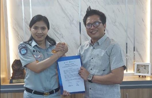 Kepala PT Jasa Raharja Wilayah Jambi Ni Made Ayu Mulidyawati dan Kepala BPJS Ketenagakerjaan Cabang Jambi Hendra Elvian menandatangani nota kesepahaman kerja sama edukasi publik terkait PKB dan SWDKLLJ di Kota Jambi, Kamis (17/7/2025). (Foto: Yola)