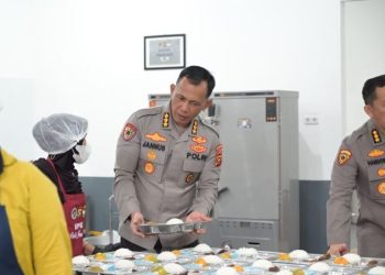 Irwasda Polda Jambi Kombes Pol Jannus P. Siregar mengecek kesiapan dapur pelayanan gizi dalam rangka launching serentak SPPG Polri, Kamis (17/7/2025) (Dok. Nahar)