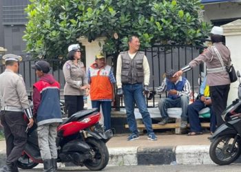 Petugas Satgas Preemtif Polda Jambi memberikan imbauan kepada pengemudi ojek di depan WTC Pasar Jambi dalam rangka Operasi Patuh 2025, Kamis (17/7/2025).(Dok. Nahar)