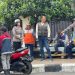 Petugas Satgas Preemtif Polda Jambi memberikan imbauan kepada pengemudi ojek di depan WTC Pasar Jambi dalam rangka Operasi Patuh 2025, Kamis (17/7/2025).(Dok. Nahar)