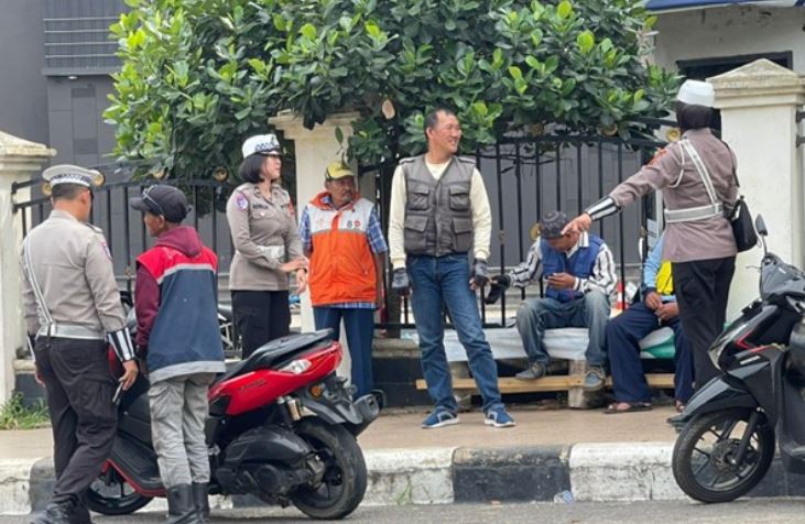 Petugas Satgas Preemtif Polda Jambi memberikan imbauan kepada pengemudi ojek di depan WTC Pasar Jambi dalam rangka Operasi Patuh 2025, Kamis (17/7/2025).(Dok. Nahar)