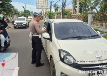 Anggota Satlantas Polda Jambi memberikan tilang kepada pengemudi mobil saat razia Operasi Patuh 2025 di Jalan Slamet Riyadi, Kecamatan Telanaipura, Kota Jambi, Kamis (17/7/2025). (Daus)