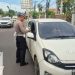 Anggota Satlantas Polda Jambi memberikan tilang kepada pengemudi mobil saat razia Operasi Patuh 2025 di Jalan Slamet Riyadi, Kecamatan Telanaipura, Kota Jambi, Kamis (17/7/2025). (Daus)