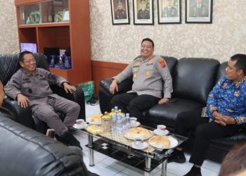 Kapolres Sarolangun AKBP Wendi Oktariansyah (tengah) bersilaturahmi dengan Kepala Kejaksaan Negeri Sarolangun dan Ketua Pengadilan Negeri Sarolangun di ruang kerja Kejari Sarolangun, Jumat (18/7/2025). (Foto: Dok. Humas Polres Sarolangun)