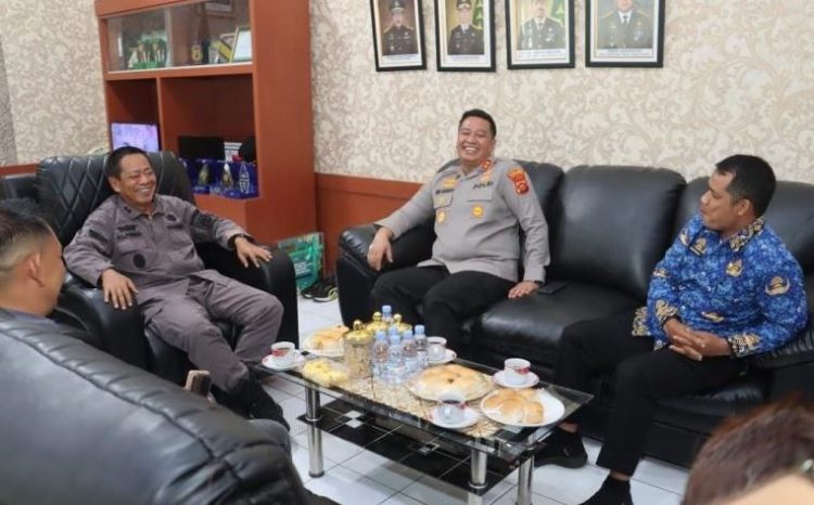 Kapolres Sarolangun AKBP Wendi Oktariansyah (tengah) bersilaturahmi dengan Kepala Kejaksaan Negeri Sarolangun dan Ketua Pengadilan Negeri Sarolangun di ruang kerja Kejari Sarolangun, Jumat (18/7/2025). (Foto: Dok. Humas Polres Sarolangun)